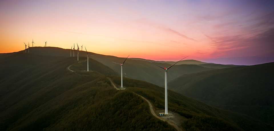 Duyarlı, dinamik ve insanların hayatlarını olumlu yönde değiştiren çalışmalara imza atan Aydem Enerji’nin portföyünde yer alan rüzgar enerjisinin temsili fotoğrafıdır. Fotoğrafta, rüzgar türbinleri geniş bir açıdan ormanlık arazinin içerisinde yer almaktadır. 