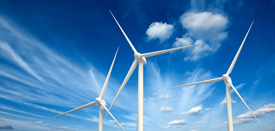 Aydem yenilenebilir enerji porföyünde yer alan Rüzgar santrallerinin temsili görselidir. Görselde gökyüzüne uzanan beyaz renkte 3 rüzgar tirbününü, pervaneleri ile birlikte görülmektedir. 