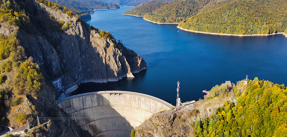 Aydem Enerji bünyesinde bulunan hidroelektrik santrallerinin temsil edildiği görseldir. Görselde; dağların eteklerinde bulunan doğal kaynak suyunun hidroelektrik santral ile birlikte enerjiye dönüştüğünü temsil eden bir görüntü vardır. 