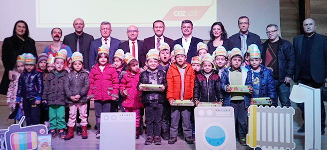 5 yılda 25 bin enerji avcısı yetiştiren Aydem Enerji ekibi ve minik enerji avcılarının çekildiği hatıra fotoğrafı yer almaktadır. 