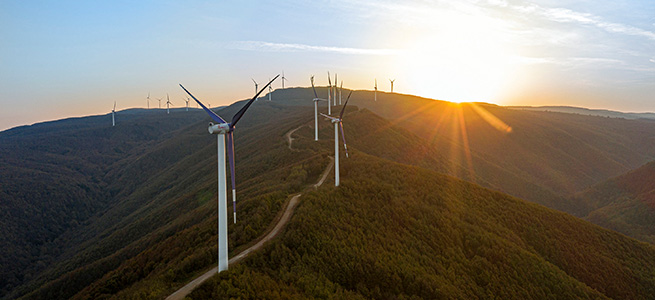 Çevresel-sosyal-yönetişim rekoruyla Türkiye’de lider olan Aydem Yenilenebilir Enerji’nin portföyünde yer alan rüzgar enerjisinin ana bileşeni olan rüzgar türbinleri, dağlık, açık ve yeşil bir alanda çekilmiştir.