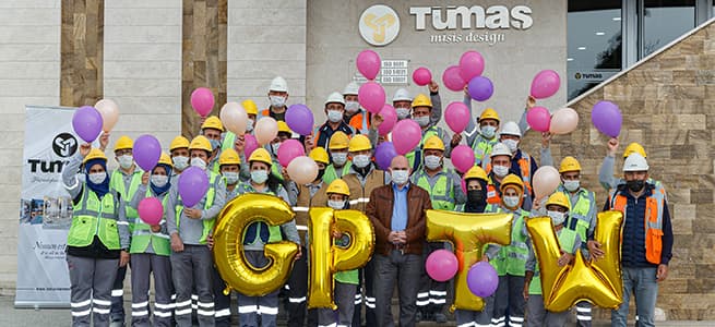 Türkiye’nin öncü enerji şirketi Aydem Enerji’nin grup şirketlerinden Tümaş Mermer’in Great Place to Work ve Avrupa’nın en iyi işverenleri listesine girmesi anısına çalışanlar Tümaş Mermer ana binasının önünde balonlarla poz vermiştir.