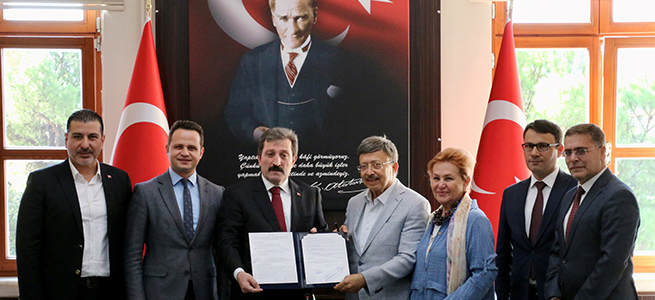 Muğla'nın Yatağan ilçesine Anadolu Lisesi yaptırmaya hazırlanan Aydem Enerji'nin okul adına düzenlediği imza töreninden bir kare yer almaktadır.