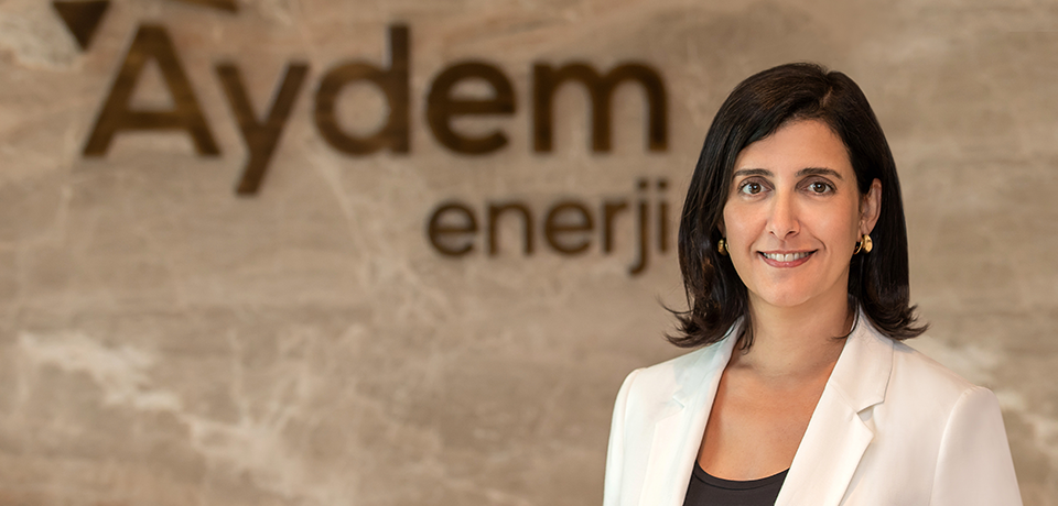 Milliyet Gazetesi Enerji Eki’ne konuk olarak grup şirketlerinin Aydem Eşit Hayat yaklaşımıyla toplumsal cinsiyet eşitliği faaliyetlerini ve enerji sektöründeki kadın istihdamını değerlendiren Aydem Enerji Kurumsal İletişim Grup Direktörü Zeynep Arayıcı Korzay.