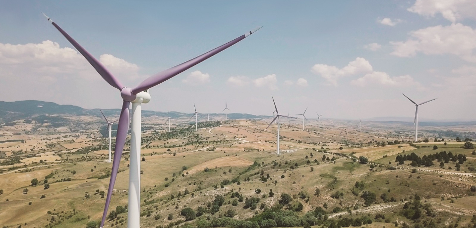 Çevresel-sosyal-yönetişim rekoruyla Türkiye’de lider olan Aydem Yenilenebilir Enerji’nin portföyünde yer alan rüzgar enerjisinin ana bileşeni olan rüzgar türbinleri, dağlık, açık ve yeşil bir alanda çekilmiştir.