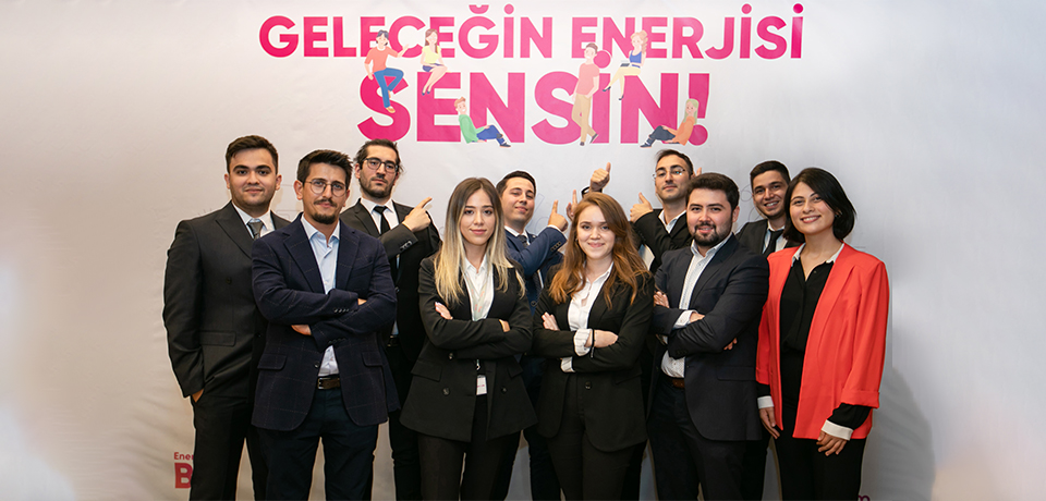 EnerjiM Tamam Genç Yetenek Programı ile İzmir, Denizli, İstanbul ve Muğla’da 6 ay süren yetenek programına dahil olan 10 takım elbiseli genç yetenek yer almaktadır.