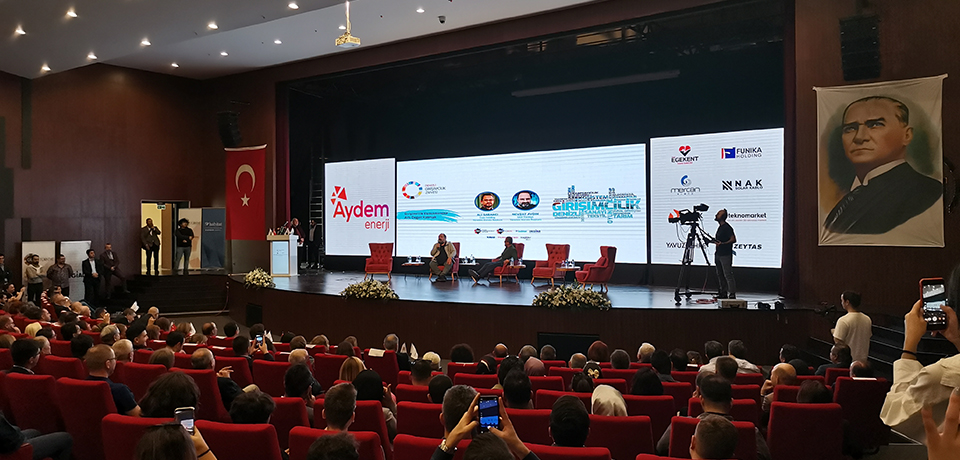 Denizli Genç İş İnsanları Derneği (DEGİAD) öncülüğünde GEN Türkiye ve Habitat Derneği ortaklığıyla organize edilen Denizli Girişimcilik Zirvesi’nin ana sponsorluğunu üstlenen Aydem Enerji'nin sahneden çekilen fotoğrafı yer almaktadır.