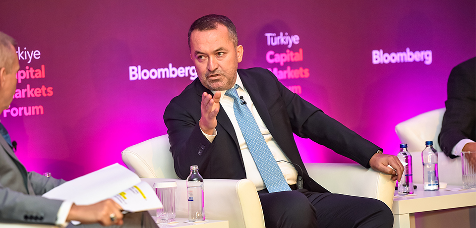 Aydem Enerji CEO’su ve Aydem Yenilenebilir Enerji Yönetim Kurulu Başkanı İdris Küpeli'nin Capital Markets Forum konuşmasında çekilen bir fotoğraf yer almaktadır.