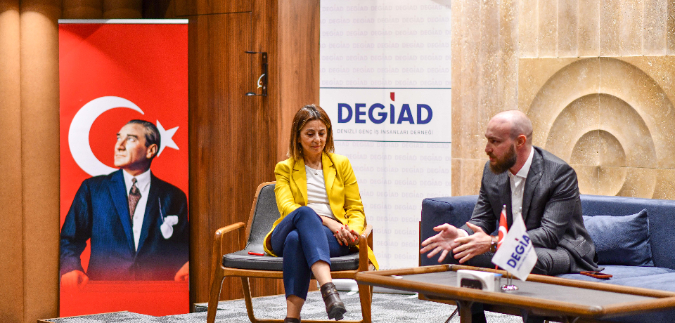 Aydem Enerji Yönetim Kurulu Üyemiz Baran Saldanlı, Denizli Genç İş Adamları Derneği’nin (DEGİAD) İş Geliştirme Sektör Toplantıları kapsamında düzenlediği “Şirketlerde Kurumsallaşma ve Sürdürülebilirlik” paneline konuk olduğu sırada çekilen fotoğraf yer almaktadır.