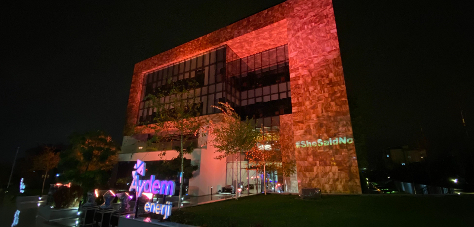 Aydem Enerji Şirketi'nin Denizli'de yer alan şirket binasının gece çekilmiş fotoğrafı yer almaktadır.