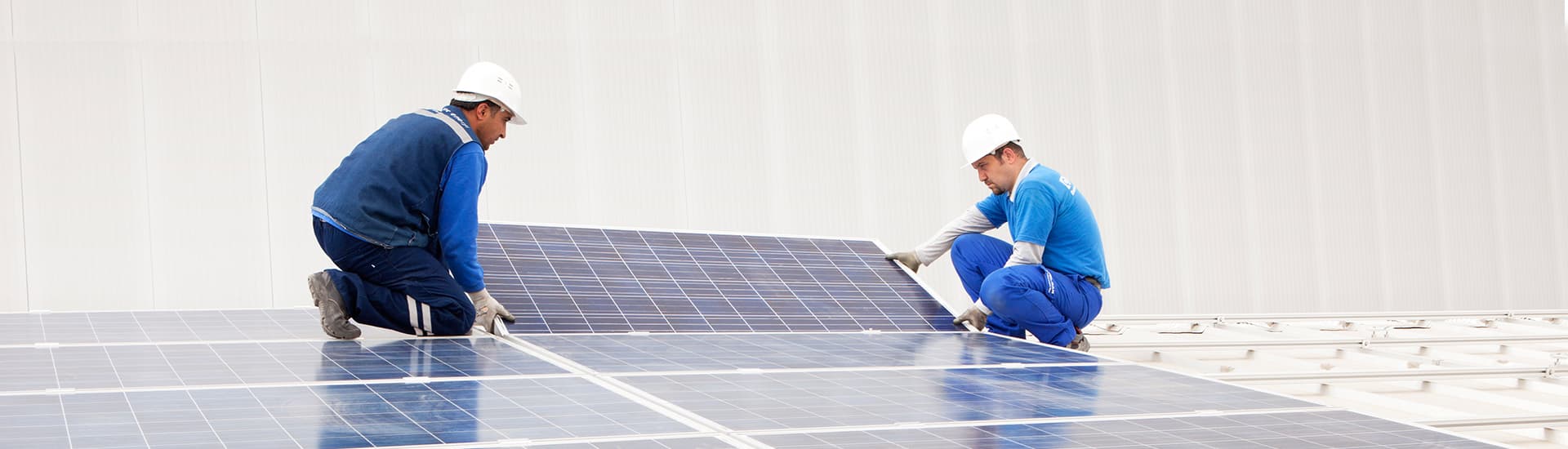 Türkiye'nin ilk ve tek yerli güneş hücresini üreten Parla Solar'ın çalışanları ile birlikte çekilen temsili görselidir.