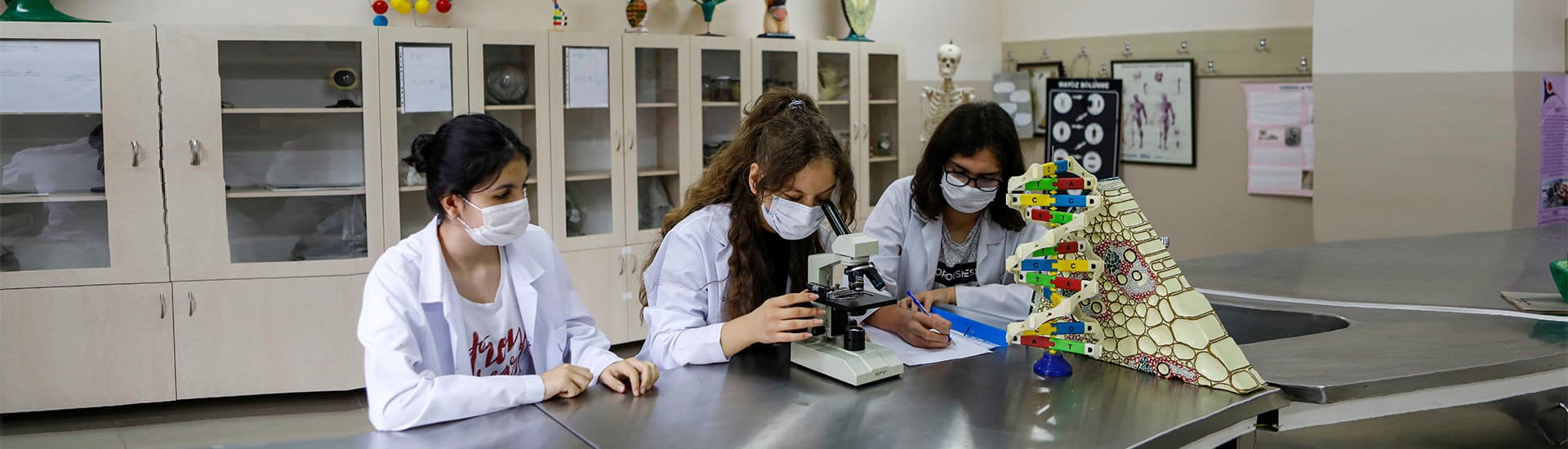 Aydem Fen Lisesi'nde laboratuvar çalışması yapan öğrencilerin temsili görselidir.